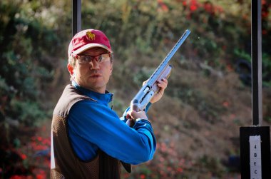 Barnaul, Rusya-29 Temmuz 2020. Katil yerdeki güvercine ateş ediyor.