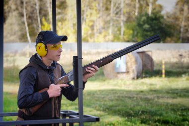 Barnaul, Rusya-29 Temmuz 2020. Katil yerdeki güvercine ateş ediyor.