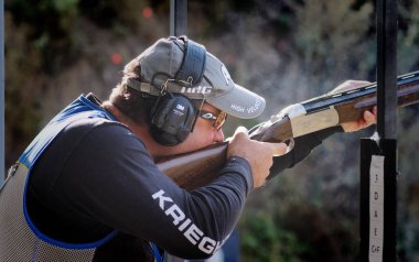 Barnaul, Rusya-29 Temmuz 2020. Katil yerdeki güvercine ateş ediyor.