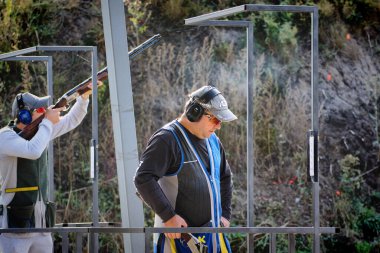 Barnaul, Rusya-29 Temmuz 2020. Katil yerdeki güvercine ateş ediyor.