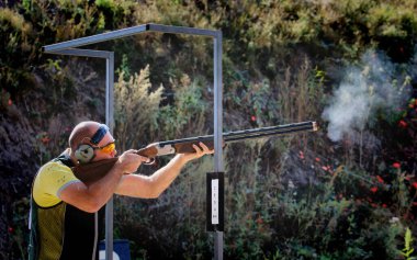 Barnaul, Rusya-29 Temmuz 2020. Katil yerdeki güvercine ateş ediyor.