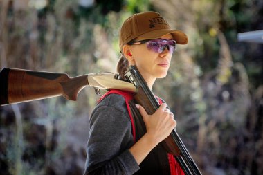 Barnaul, Rusya-29 Temmuz 2020. Katil yerdeki güvercine ateş ediyor.