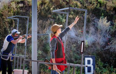 Barnaul, Rusya-29 Temmuz 2020. Katil yerdeki güvercine ateş ediyor.