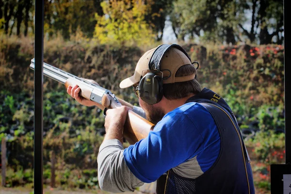 Barnaul, Rusya-29 Temmuz 2020. Katil yerdeki güvercine ateş ediyor.