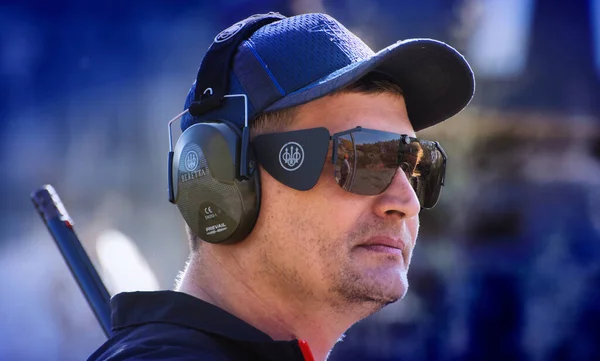 Barnaul, Rusya-29 Temmuz 2020. Katil yerdeki güvercine ateş ediyor.