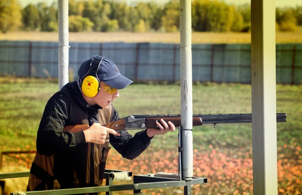 Barnaul Russia July 2020 Shooter Shoots Clay Pigeon Ground — Stock Photo, Image