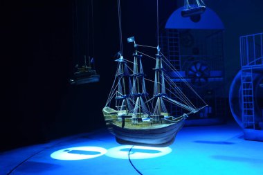 Barnaul, Rusya-30 Ağustos 2019. Yelkenli eski bir ahşap yelkenli modeli tiyatronun sahnesinde duruyor.