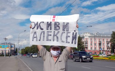Barnaul, Rusya-22 Ağustos 2020. Bir adam Alexey Navalny 'i desteklemek için bir pankart tutuyor.