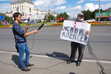 Barnaul, Rusya-22 Ağustos 2020. Bir adam Alexey Navalny 'i desteklemek için bir pankart tutuyor.