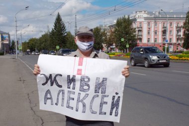 Barnaul, Rusya-22 Ağustos 2020. Bir adam Alexey Navalny 'i desteklemek için bir pankart tutuyor.
