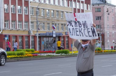 Barnaul, Rusya-22 Ağustos 2020. Bir adam Alexey Navalny 'i desteklemek için bir pankart tutuyor.