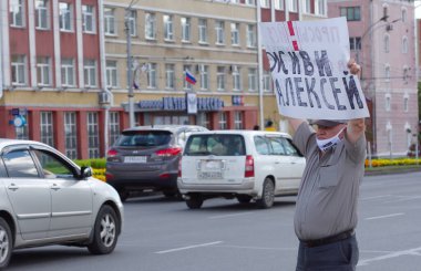 Barnaul, Rusya-22 Ağustos 2020. Bir adam Alexey Navalny 'i desteklemek için bir pankart tutuyor.