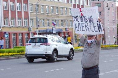 Barnaul, Rusya-22 Ağustos 2020. Bir adam Alexey Navalny 'i desteklemek için bir pankart tutuyor.
