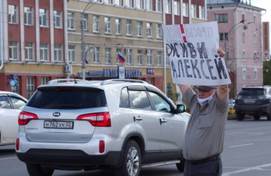 Barnaul, Rusya-22 Ağustos 2020. Bir adam Alexey Navalny 'i desteklemek için bir pankart tutuyor.