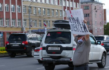 Barnaul, Rusya-22 Ağustos 2020. Bir adam Alexey Navalny 'i desteklemek için bir pankart tutuyor.
