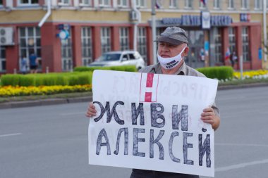 Barnaul, Rusya-22 Ağustos 2020. Bir adam Alexey Navalny 'i desteklemek için bir pankart tutuyor.