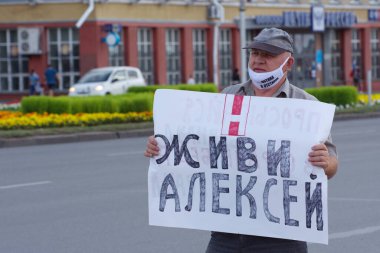 Barnaul, Rusya-22 Ağustos 2020. Bir adam Alexey Navalny 'i desteklemek için bir pankart tutuyor.