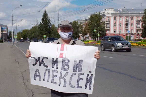 Barnaul, Rusya-22 Ağustos 2020. Bir adam Alexey Navalny 'i desteklemek için bir pankart tutuyor.