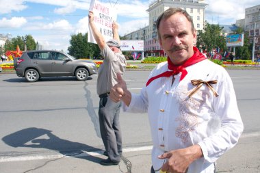 Barnaul, Rusya-22 Ağustos 2020. Öncü kravatlı bir adam Putin 'e karşı düzenlenen grev sırasında polis tarafından gözaltına alındı.