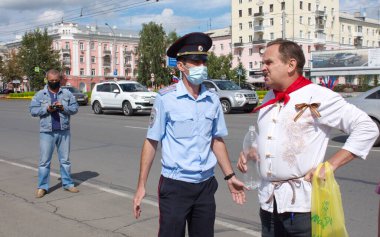 Barnaul, Rusya-22 Ağustos 2020. Öncü kravatlı bir adam Putin 'e karşı düzenlenen grev sırasında polis tarafından gözaltına alındı.