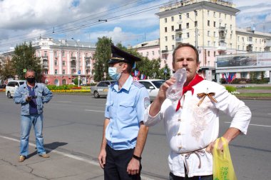 Barnaul, Rusya-22 Ağustos 2020. Öncü kravatlı bir adam Putin 'e karşı düzenlenen grev sırasında polis tarafından gözaltına alındı.