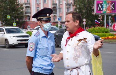 Barnaul, Rusya-22 Ağustos 2020. Öncü kravatlı bir adam Putin 'e karşı düzenlenen grev sırasında polis tarafından gözaltına alındı.