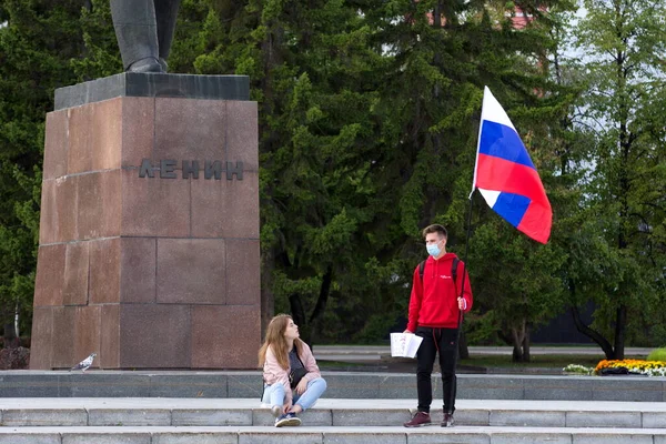 Барнаул Россия Августа 2020 Демонстрация Людей Флагами Против Политики Путина — стоковое фото