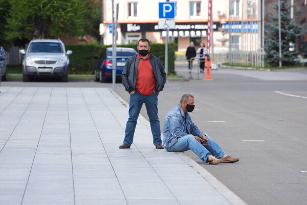 Барнаул, Россия-22 августа 2020.Демонстрация людей с флагами против политики Путина