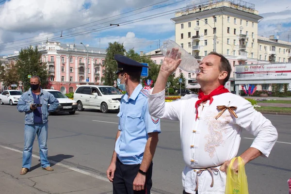 Barnaul Rusia Agosto 2020 Hombre Con Lazo Pionero Detenido Por — Foto de Stock