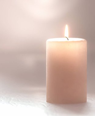 3D render. Yanan mum pastel kahverengi, yumuşak bulanık odak.