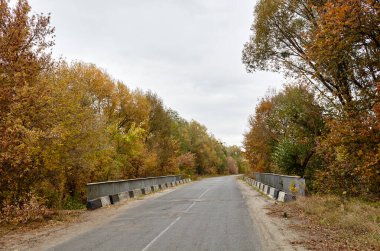 Bariyer, aracın kaldırımdan veya köprüden çıkmasını engellemek için tasarlandı. Banliyö yolunda demiryolunu koruyorum.