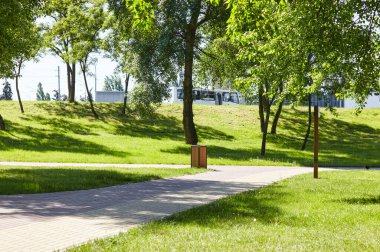 Avrupa, Kyiv 'de ağaçlar ve çimlerle çevrili bir yürüyüş yolu. Şehir parkında dinlenme yeri