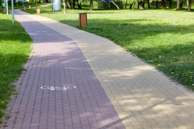 Avrupa, Kyiv 'de ağaçlar ve çimlerle çevrili bir yürüyüş yolu. Şehir parkında dinlenme yeri
