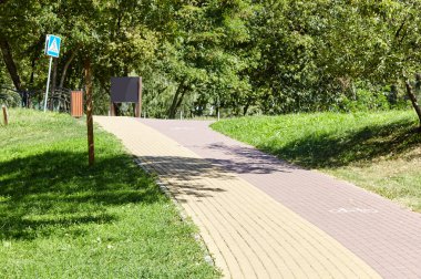 Avrupa, Kyiv 'de ağaçlar ve çimlerle çevrili bir yürüyüş yolu. Şehir parkında dinlenme yeri