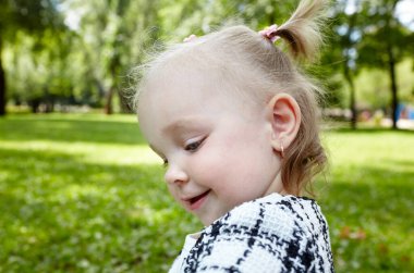 Şık küçük kız yaz kenti parkında yürüyüş yapıyor. Sevimli küçük kız sana iyi eğlenceler. Çocukluk