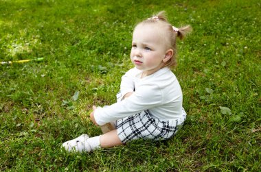 Şık küçük kız yaz kenti parkında yürüyüş yapıyor. Sevimli küçük kız sana iyi eğlenceler. Çocukluk