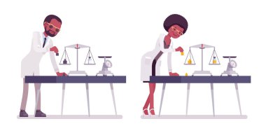 Erkek ve kadın siyah bilim adamı ağırlık ölçme