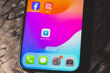 KYIV, UKRAINE - 28 Ağustos 2025: Apple Store mobil uygulamalı modern akıllı telefon Apple iPhone. Kapat..