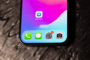 KYIV, UKRAINE - 28 Ağustos 2025: Modern akıllı telefon Apple iPhone ve ayarlama uygulaması uyarısı. Sistem güncelleme simgesi. Kapat..