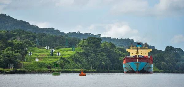 大型貨物船が両側に緑のジャングルと並んで パナマ運河を介して その方法を作る — ストック写真