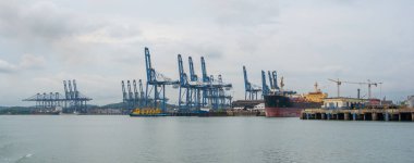 Panama Kanalı girişine yakın Panama limanda bir gemi yük konteyner vinç. 