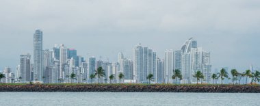 Tropik fırtına yaklaşımlar olarak Panama şehir manzarası. Tipik bir nemli sıcak gün başka bir yağmur fırtınası olarak hızlı bir şekilde şehir manzarası brews. Yüksek binaların nemli havada yükselen heatwaves ışıltı. Yürüme veya Panama Kanalı iskele Parkı üzerinde gün zevk insanlar