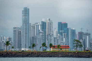 Tropik fırtına yaklaşımlar olarak Panama şehir manzarası. Tipik bir nemli sıcak gün başka bir yağmur fırtınası olarak hızlı bir şekilde şehir manzarası brews. Yüksek binaların nemli havada yükselen heatwaves ışıltı. Yürüme veya Panama Kanalı iskele Parkı üzerinde gün zevk insanlar