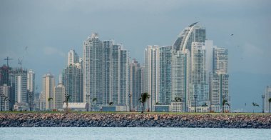 Tropik fırtına yaklaşımlar olarak Panama şehir manzarası. Tipik bir nemli sıcak gün başka bir yağmur fırtınası olarak hızlı bir şekilde şehir manzarası brews. Yüksek binaların nemli havada yükselen heatwaves ışıltı. Yürüme veya Panama Kanalı iskele Parkı üzerinde gün zevk insanlar