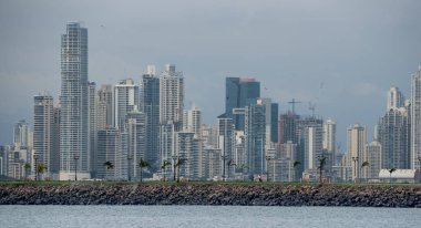 Tropik fırtına yaklaşımlar olarak Panama şehir manzarası. Tipik bir nemli sıcak gün başka bir yağmur fırtınası olarak hızlı bir şekilde şehir manzarası brews. Yüksek binaların nemli havada yükselen heatwaves ışıltı. Yürüme veya Panama Kanalı iskele Parkı üzerinde gün zevk insanlar
