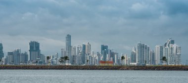 Tropik fırtına yaklaşımlar olarak Panama şehir manzarası. Tipik bir nemli sıcak gün başka bir yağmur fırtınası olarak hızlı bir şekilde şehir manzarası brews. Yüksek binaların nemli havada yükselen heatwaves ışıltı. Yürüme veya Panama Kanalı iskele Parkı üzerinde gün zevk insanlar