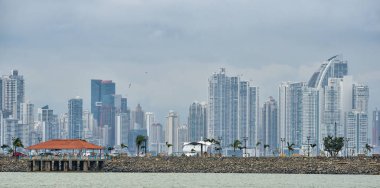 Tropik fırtına yaklaşımlar olarak Panama şehir manzarası. Tipik bir nemli sıcak gün başka bir yağmur fırtınası olarak hızlı bir şekilde şehir manzarası brews. Yüksek binaların nemli havada yükselen heatwaves ışıltı. Yürüme veya Panama Kanalı iskele Parkı üzerinde gün zevk insanlar