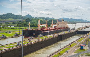 Büyük kargo gemileri Panama Kanalı kilitleri geçmek. Her gün bu olay için tüm ülke ücretleri ve turizm geliri sağlar. 