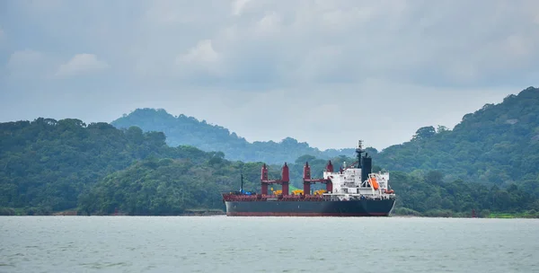 Een Groot Vrachtschip Maakt Zijn Weg Waterwegen Van Het Panamakanaal — Stockfoto