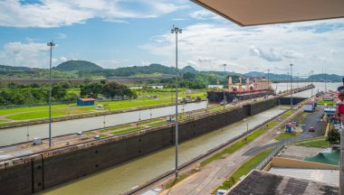Büyük kargo gemileri Panama Kanalı kilitleri geçmek. Her gün bu olay için tüm ülke ücretleri ve turizm geliri sağlar. 